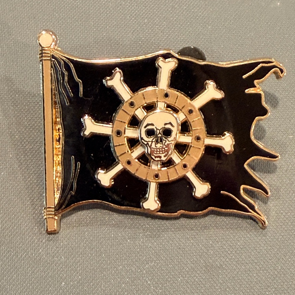 Disney Pirate Flag with Skull Wheel Spinner pin 2006